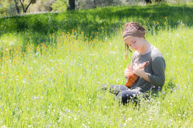 Ukulele ile genç kız