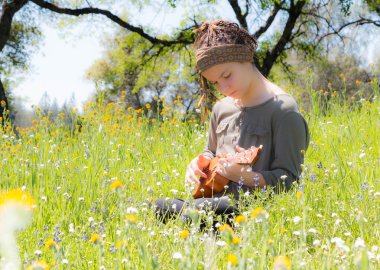 Ukulele ile genç kız