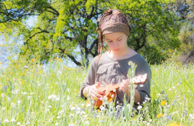 Ukulele ile genç kız