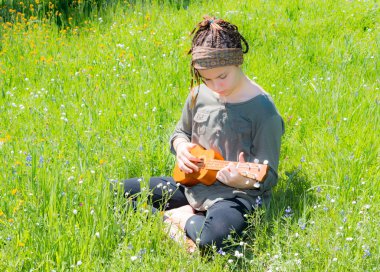 Ukulele ile genç kız