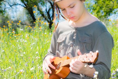 Ukulele ile genç kız