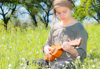 Ukulele ile genç kız