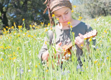 Ukulele ile genç kız