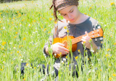 Ukulele ile genç kız