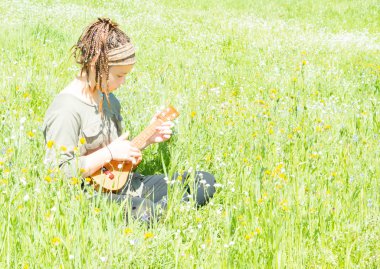 Ukulele ile genç kız