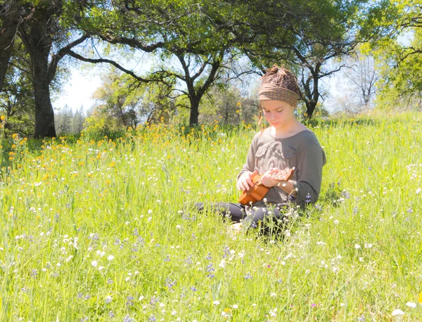 Ung flicka med Ukulele — Stockfoto