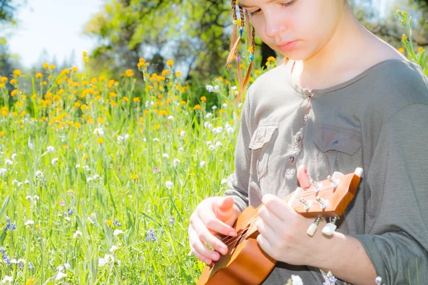 Giovane ragazza con ukulele — Foto Stock