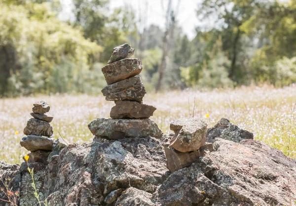 Formação de rochas balanceadas empilhadas — Fotografia de Stock