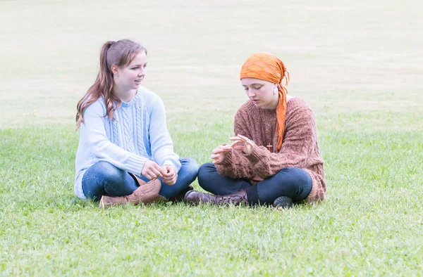 Two Girls Sitting on Grass — Stock Photo, Image