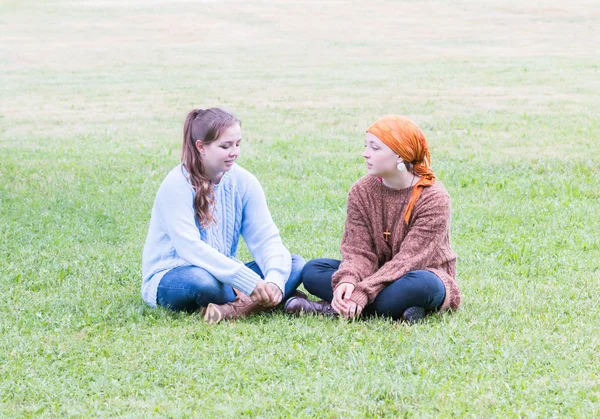 Two Girls Sitting on Grass — Stock Photo, Image
