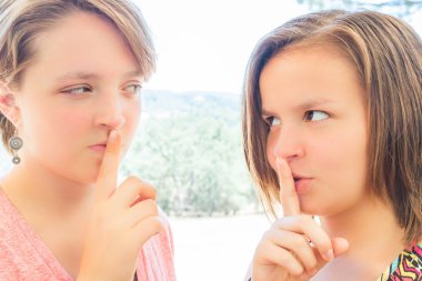 Susturmak için iki sevimli kız isteme yakın çekim