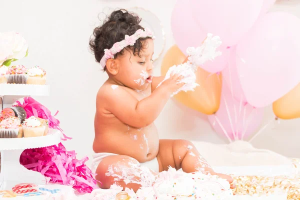 Mädchen mit Kuchen und Luftballons — Stockfoto