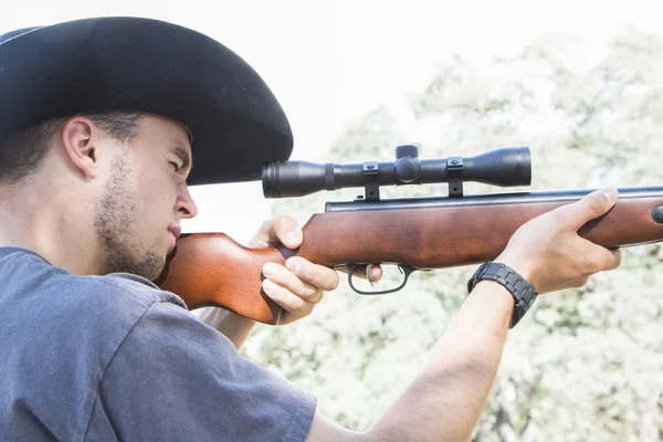 Hombre con rifle —  Fotos de Stock