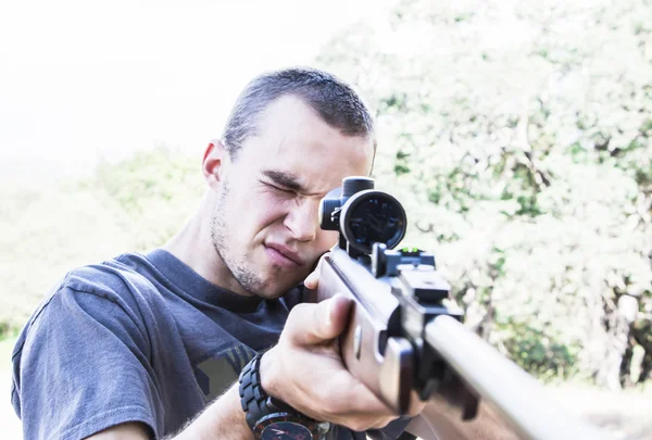 Hombre con rifle —  Fotos de Stock