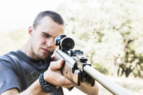 Hombre con rifle —  Fotos de Stock