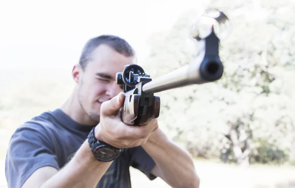 Hombre con rifle — Foto de Stock