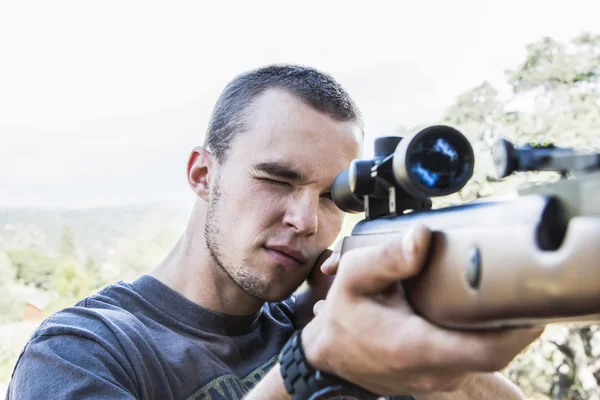 Hombre con rifle —  Fotos de Stock