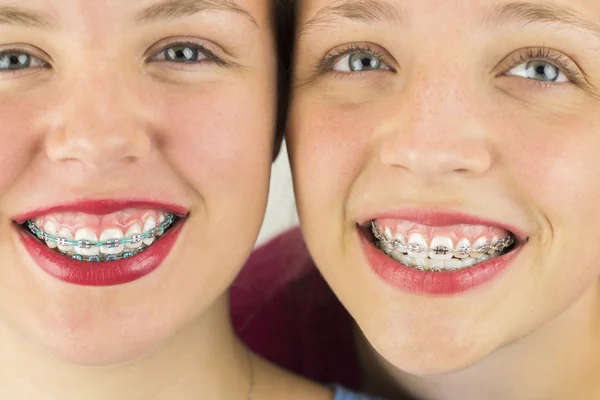 Fechar-se de Duas Meninas Rostos Jovens — Fotografia de Stock