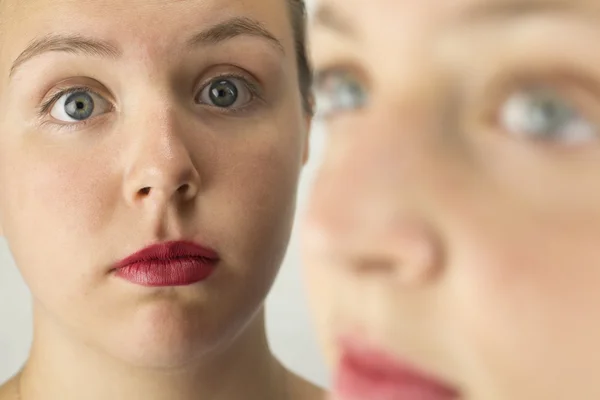 Fechar-se de Duas Meninas Rostos Jovens — Fotografia de Stock