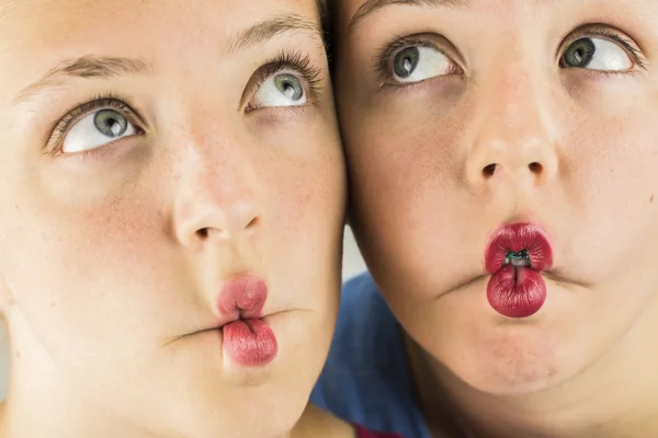Dos chicas haciendo labios de pez — Foto de Stock