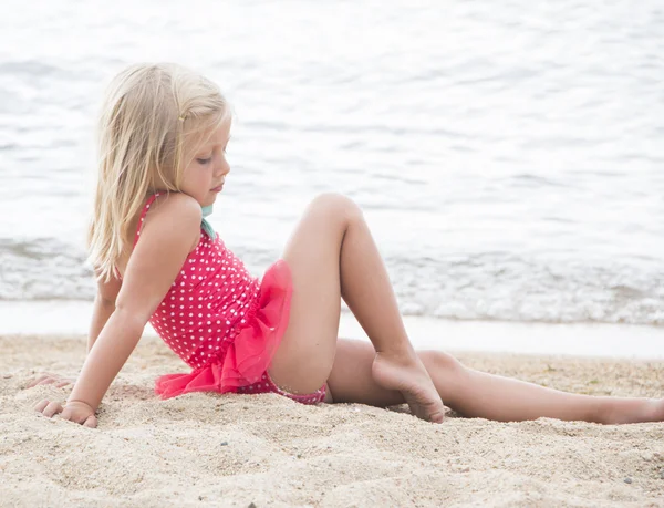 Niña tomando el sol en la playa —  Fotos de Stock