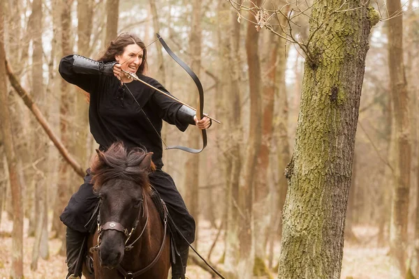 Black Dressed Woman Historical Costume Shoots Bow Riding Horse — Stock Photo, Image