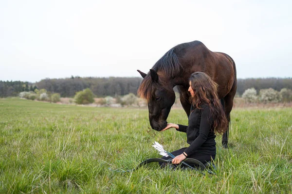 Kvinna Knäböjer Marken Handen Med Båge Och Häst Har Huvudet — Stockfoto