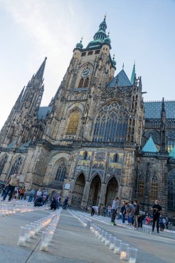 PRAG, CZECHIA-May10 2021: Prag Kalesi 'nin avlularında neredeyse 30.000 mum yavaş yavaş yakıldı - sembolik olarak geçen Mart ayından beri Çek Cumhuriyeti' nde koronavirüsten ölen herkes için..