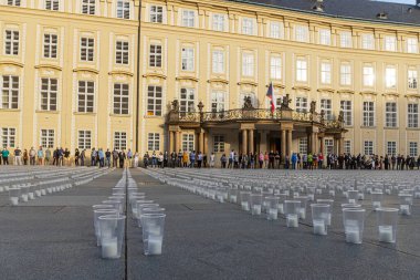 PRAG, CZECHIA-May10 2021: Prag Kalesi 'nin avlularında neredeyse 30.000 mum yavaş yavaş yakıldı - sembolik olarak geçen Mart ayından beri Çek Cumhuriyeti' nde koronavirüsten ölen herkes için..