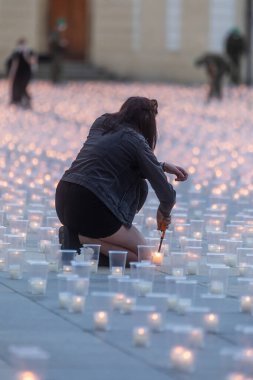 PRAG, CZECHIA-May10 2021: Prag Kalesi 'nin avlularında neredeyse 30.000 mum yavaş yavaş yakıldı - sembolik olarak geçen Mart ayından beri Çek Cumhuriyeti' nde koronavirüsten ölen herkes için..