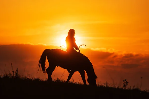 Silhueta Contra Pôr Sol Mulher Montando Traje Histórico Como Guerreiro — Fotografia de Stock