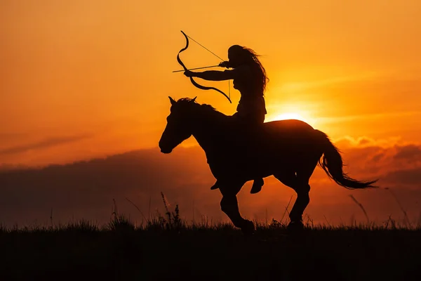 Silhouette Gegen Die Untergehende Sonne Frau Reitet Historischen Kostüm Als — Stockfoto