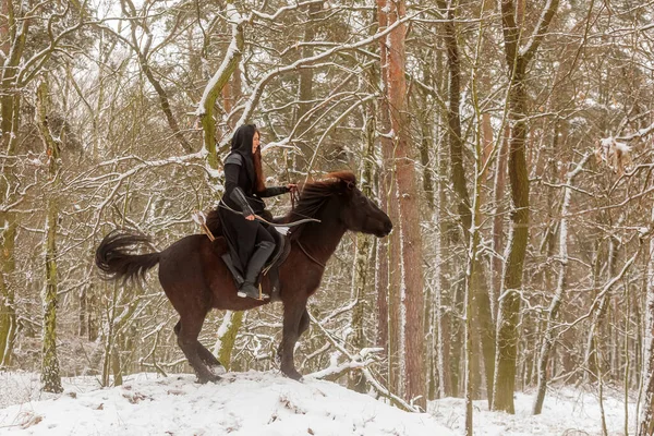 Mulher Montando Traje Histórico Como Guerreiro Campo Nevado — Fotografia de Stock