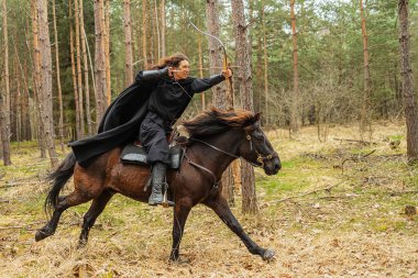 Savaşçı kostümü giymiş bir kadın.