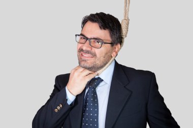 Vergi tarafından boğulmuş adam