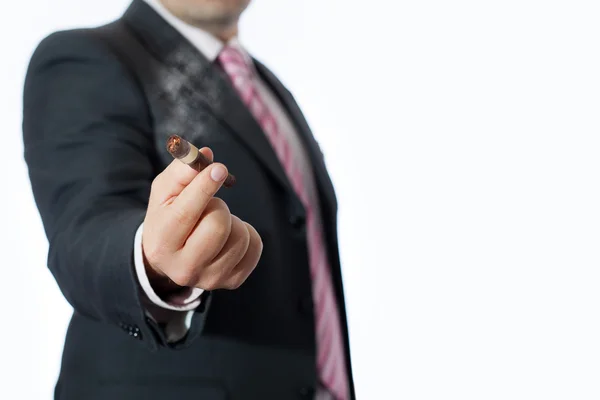 Man in het kantoor levert een sigaar — Stockfoto