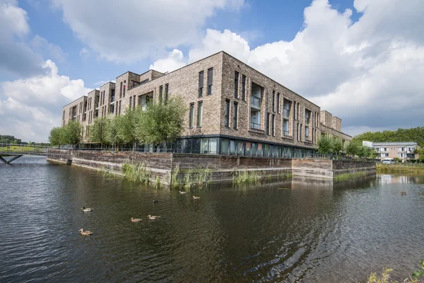 Apartment building near water — Stock Photo, Image