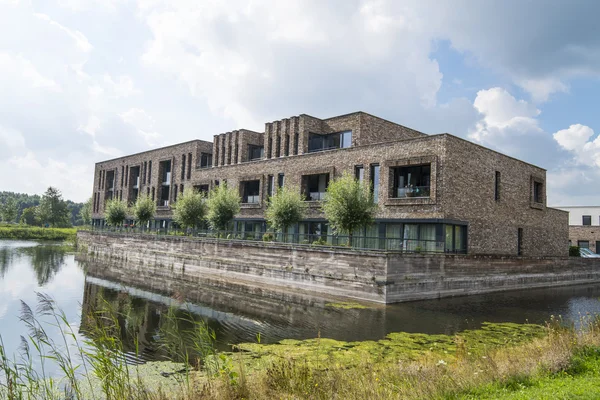 Apartment building near water — Stock Photo, Image