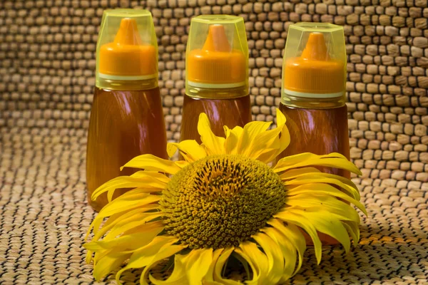 Honig im Glas und Sonnenblumen — Stockfoto