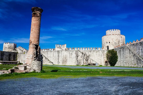 Yedikule hisarlar (siedmiu wieżach twierdzy) w istanbul, Turcja — Zdjęcie stockowe