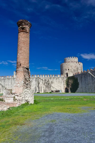 Yedikule hisarlar (siedmiu wieżach twierdzy) w istanbul, Turcja — Zdjęcie stockowe