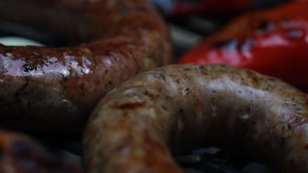 与 grillmarks 在烧烤架上的肉 — 图库视频影像