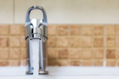 Krom evye banyo modern tasarımı ile