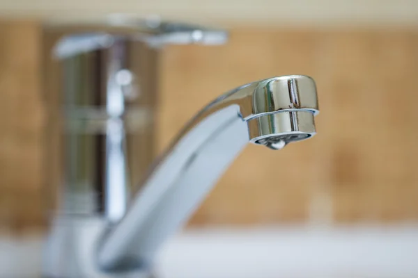 Krom evye banyo modern tasarımı ile