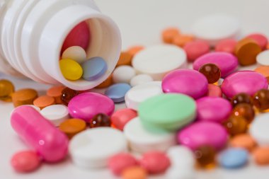 Dökülen hapı şişe. Hap ilaç