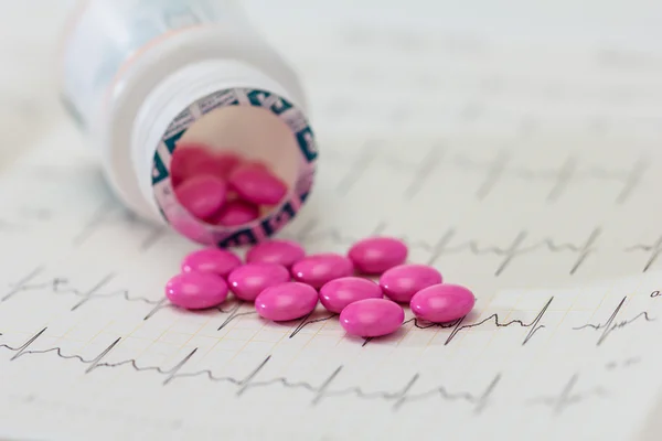 Verschüttete Tablettenflasche. Pillen-Medizin — Stockfoto