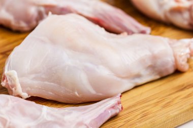 Çiğ tavşan eti bazı parçaları