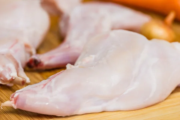 Algunos trozos de carne de conejo cruda —  Fotos de Stock