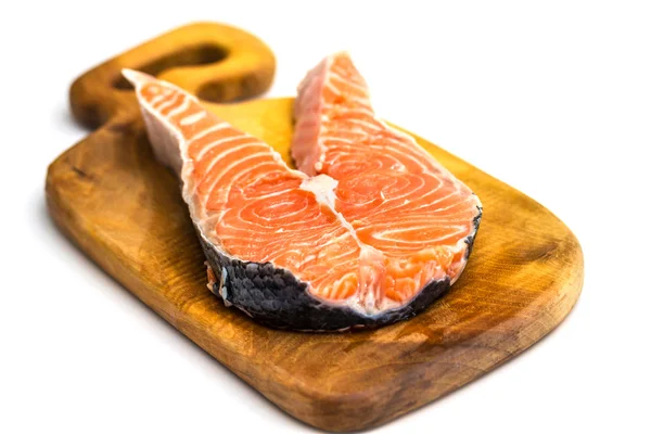 Bife de peixe vermelho de salmão cru isolado em branco — Fotografia de Stock