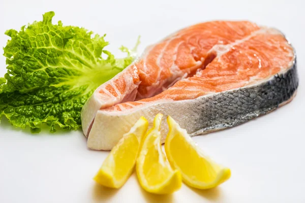 Filete de pescado rojo de salmón crudo aislado en blanco —  Fotos de Stock